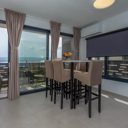 Grey House 아파트 볼